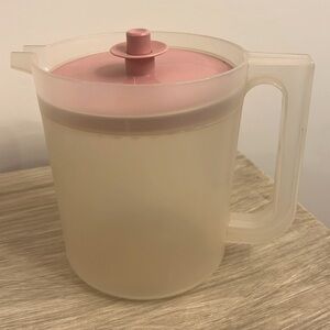 Vintage Tupperware drink container Like new Pink lid. Still has tight seal 1.5qt
